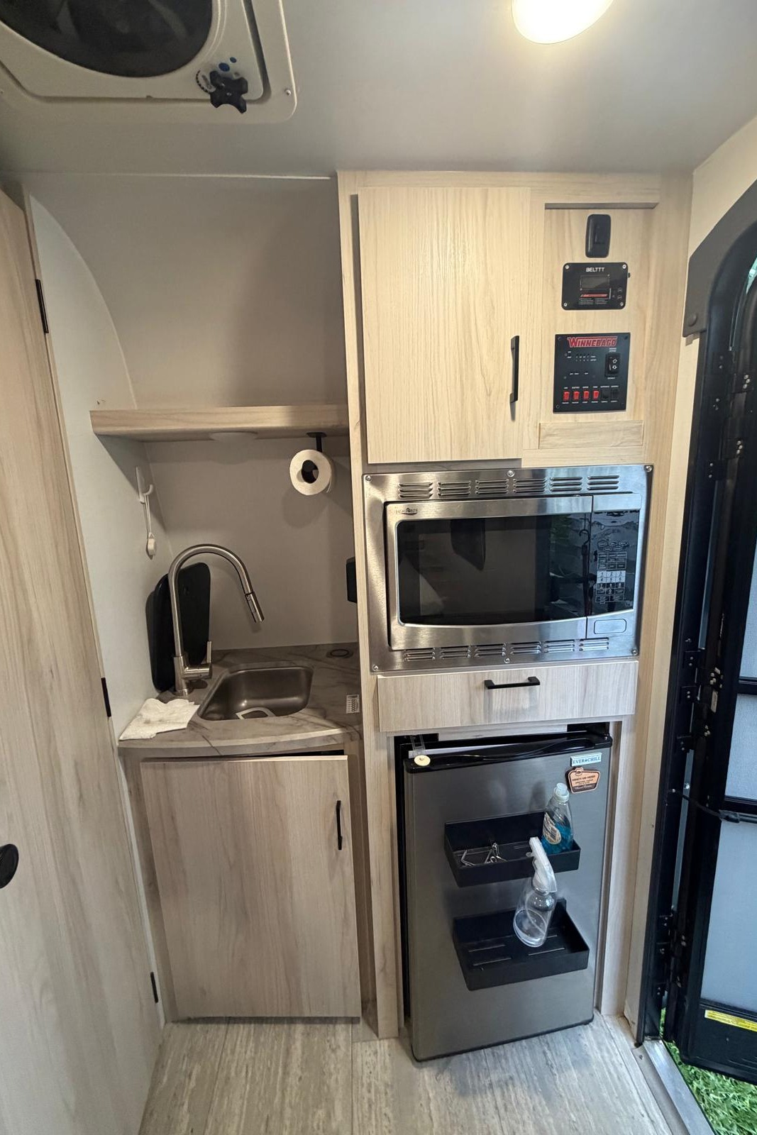 Cozy Couple’s Camper | Winnebago Hike 100 | Pet Friendly + Easy Tow