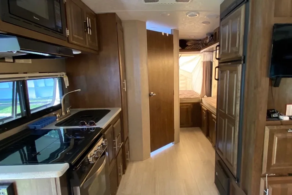 Simpson’s Rockwood Roo 233s Hybrid