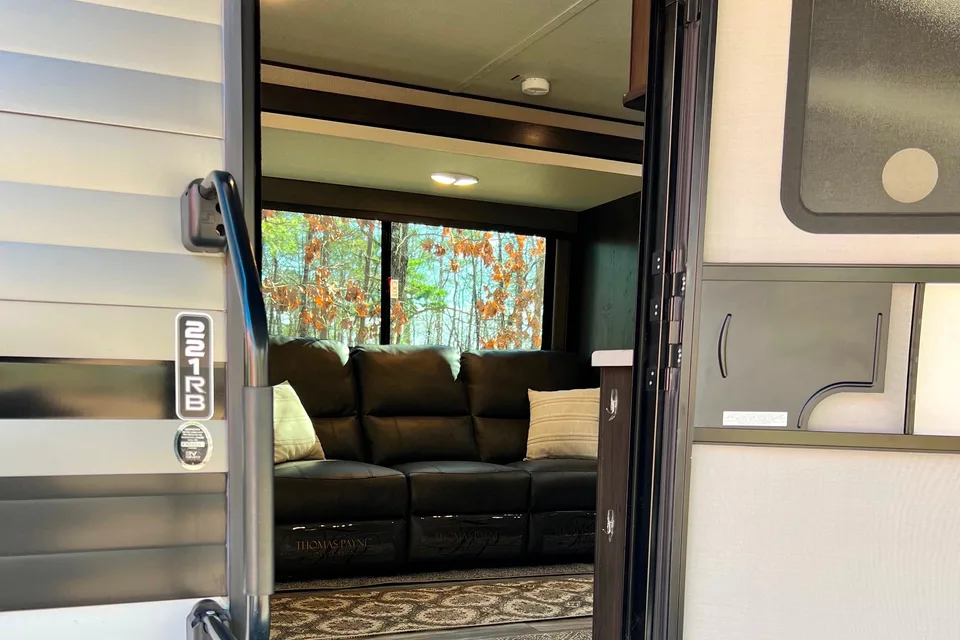(Fall Special) (The Oasis) Design Transend Xplor Travel Trailer Pet Friendly