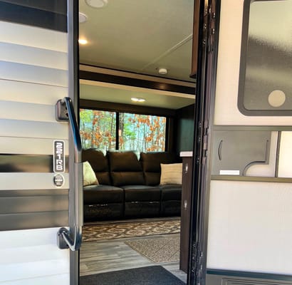 (Fall Special) (The Oasis) Design Transend Xplor Travel Trailer Pet Friendly