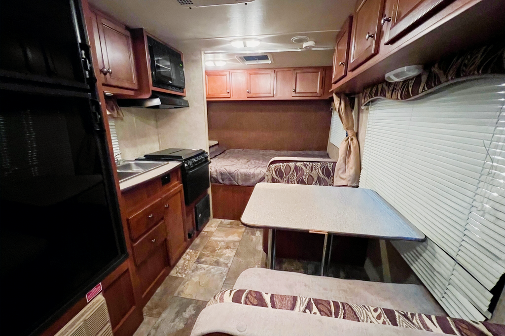 08 - 2017 - TRAIL LITE- 3000lbs - SLEEPS 4