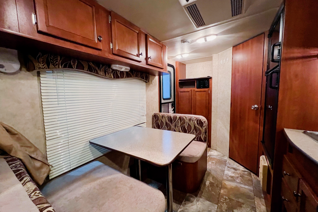 08 - 2017 - TRAIL LITE- 3000lbs - SLEEPS 4
