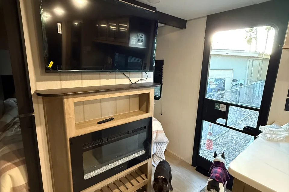 2026 Black Label, Bunkhouse, Sleeps 8-10, $500 Deposit, Bed Linens included