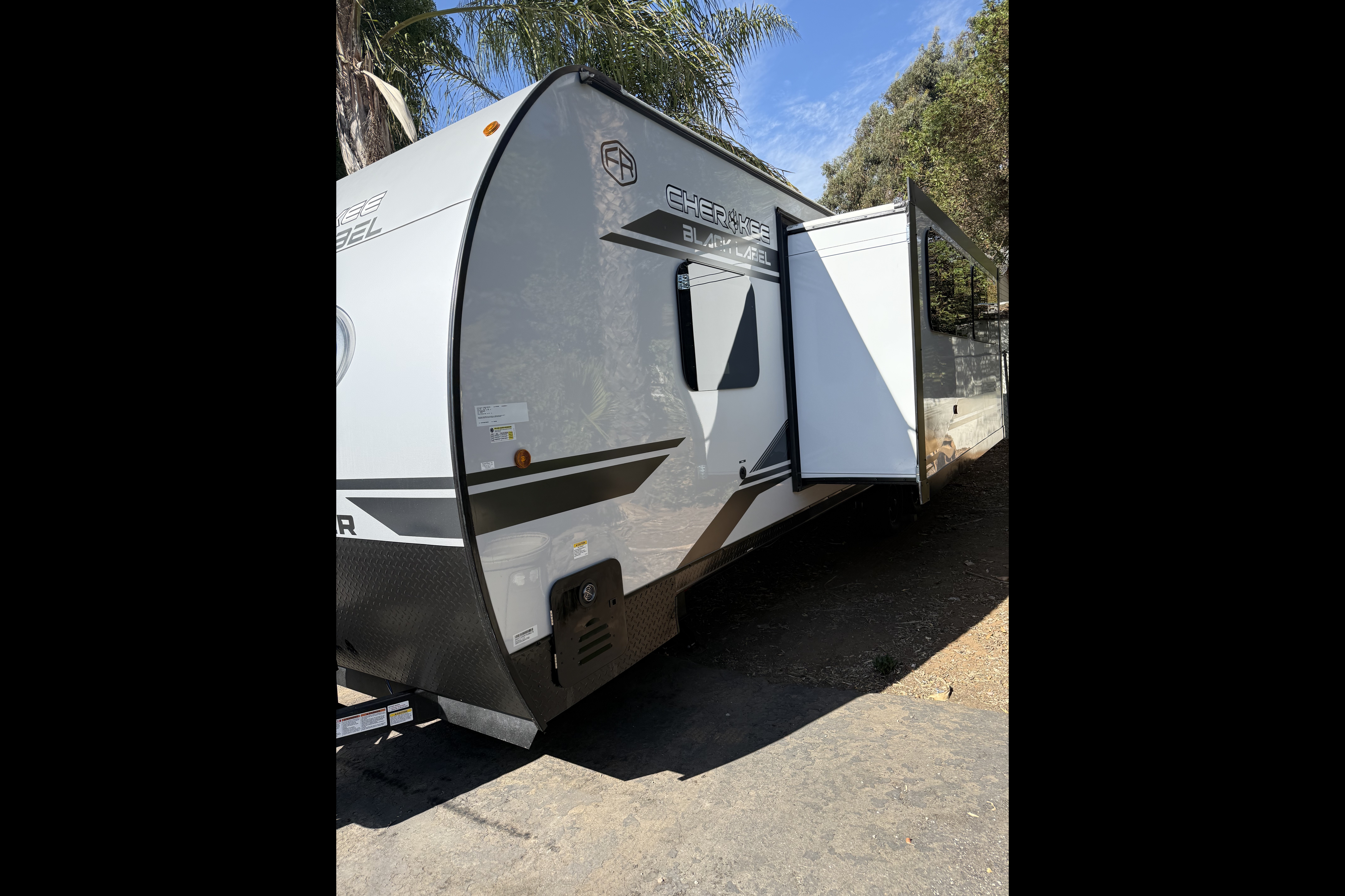 2026 Black Label, Bunkhouse, Sleeps 8-10, $500 Deposit, Bed Linens included