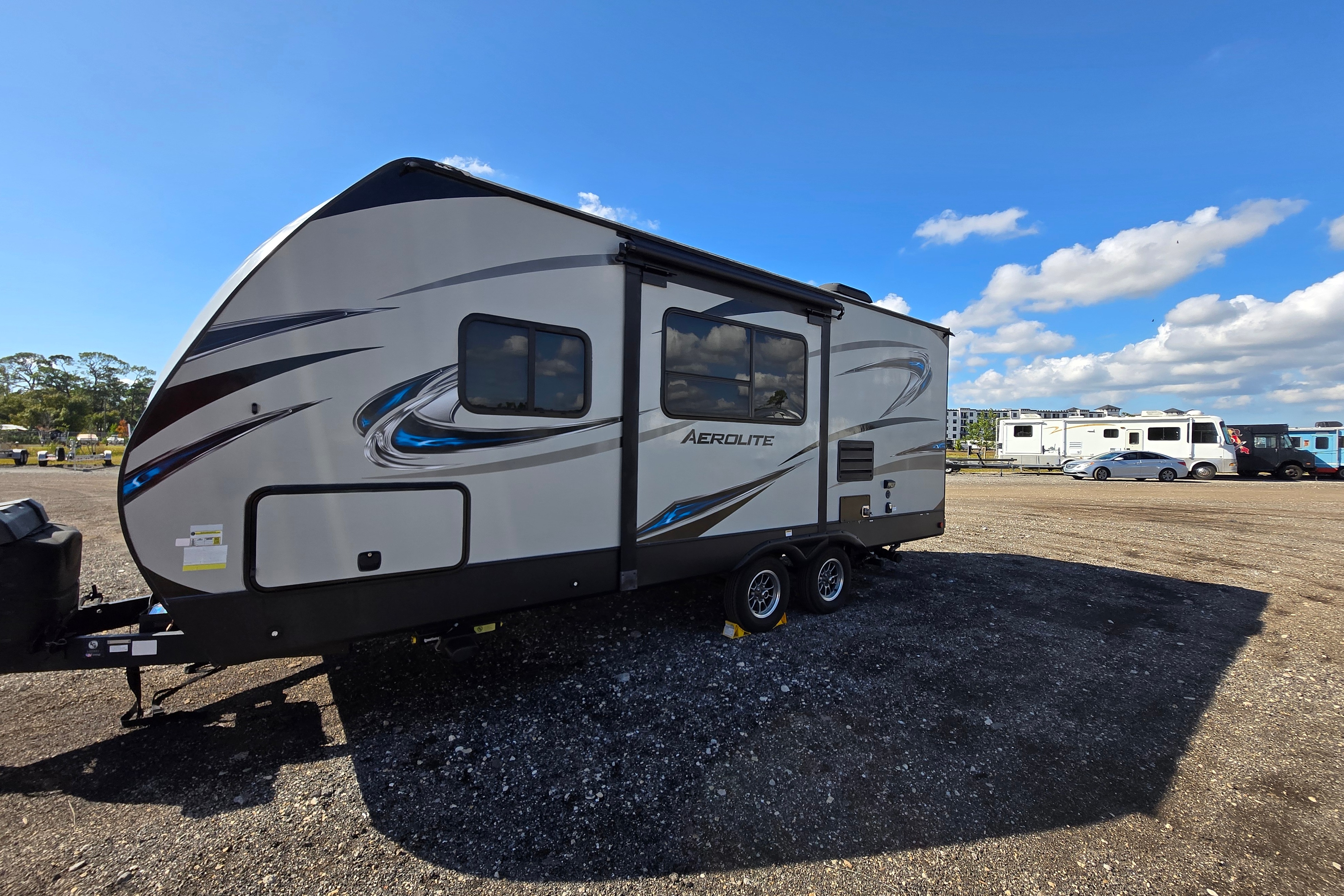 Family-Friendly Aerolite 2133RB | Easy Tow & Delivery