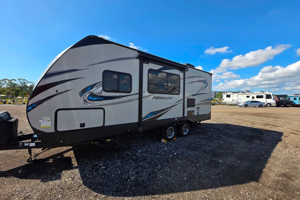 Family-Friendly Aerolite 2133RB | Easy Tow & Delivery
