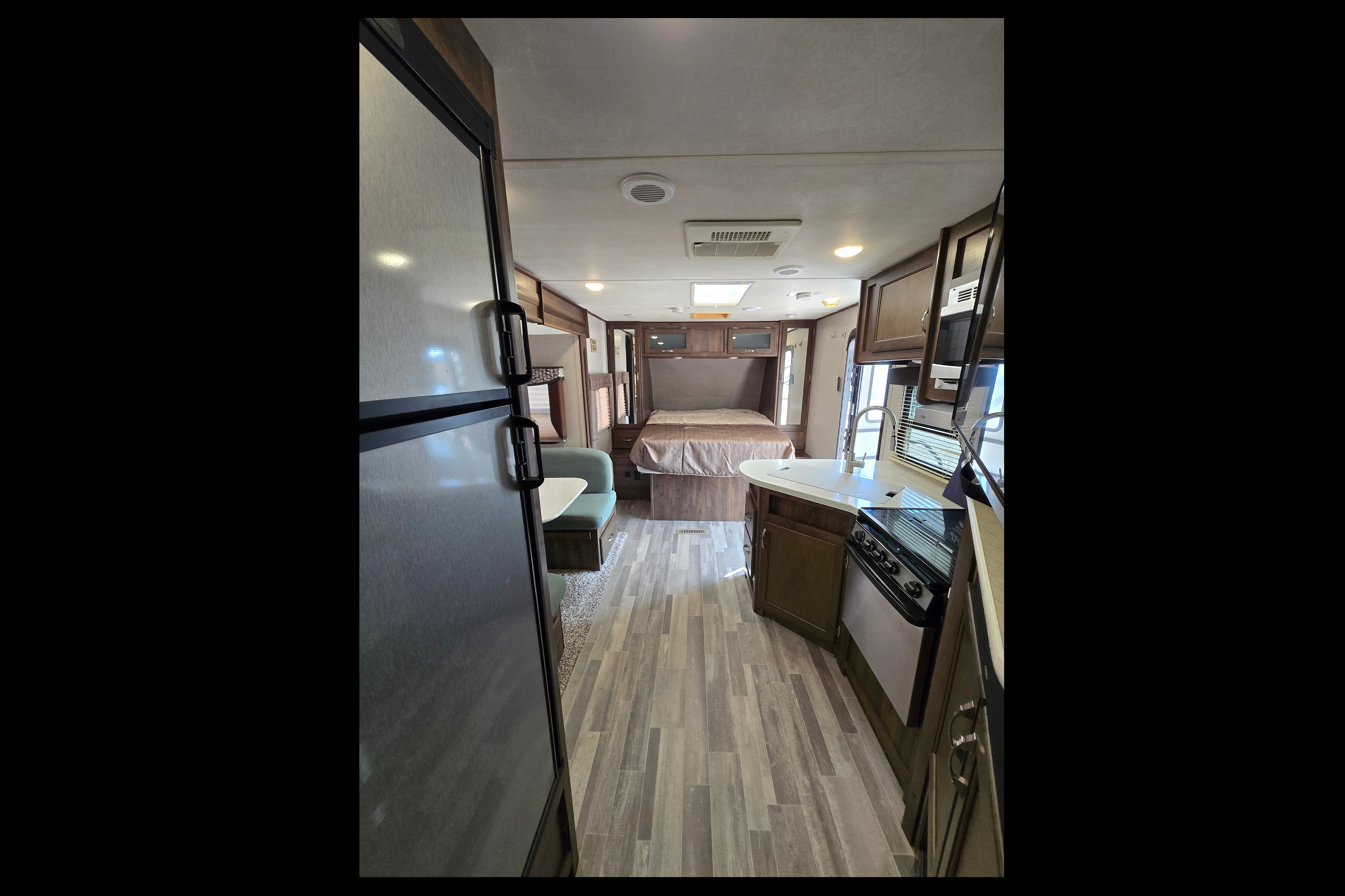 Family-Friendly Aerolite 2133RB | Easy Tow & Delivery