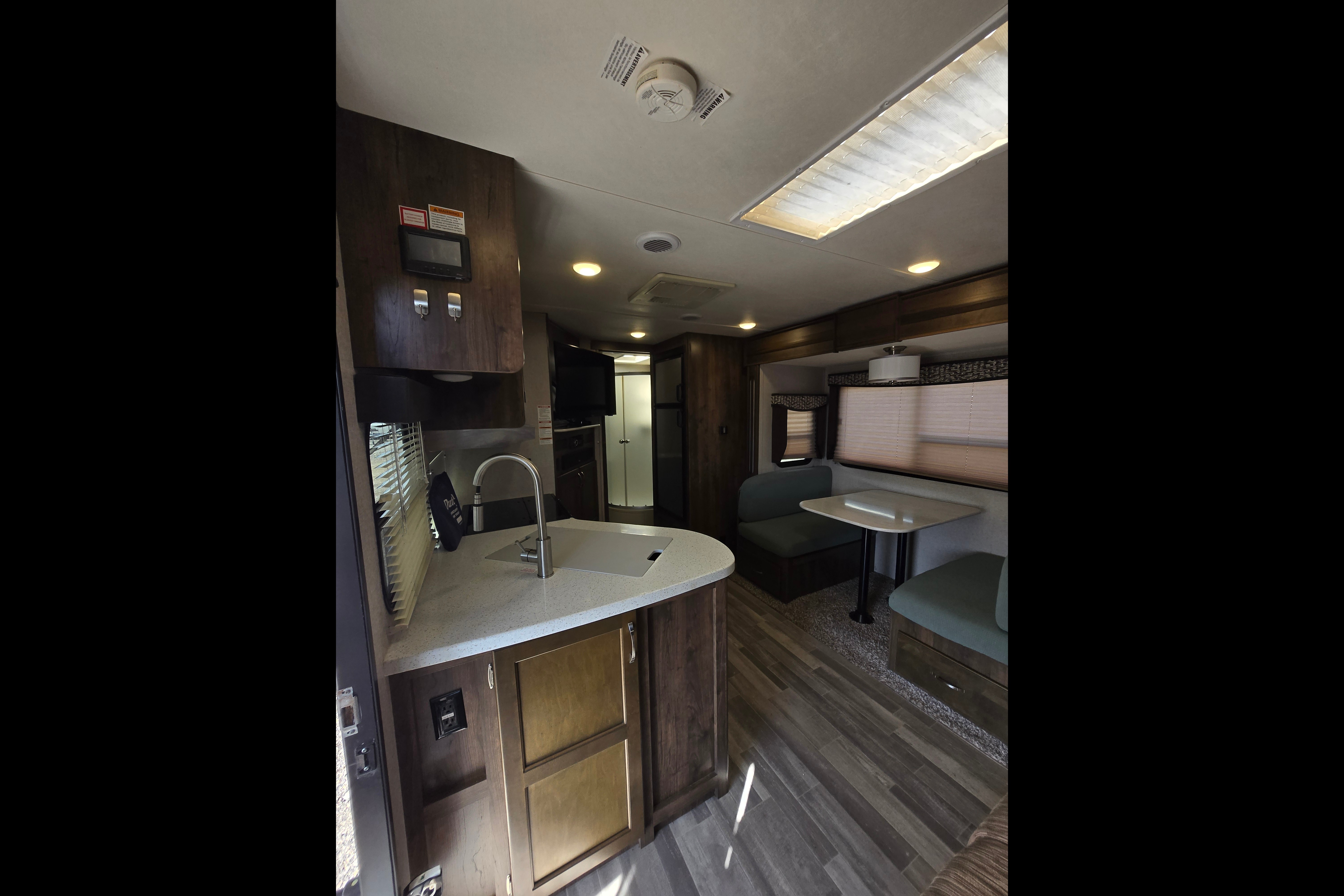 Family-Friendly Aerolite 2133RB | Easy Tow & Delivery