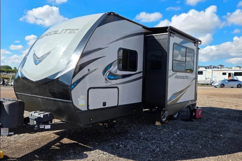 Family-Friendly Aerolite 2133RB | Easy Tow & Delivery