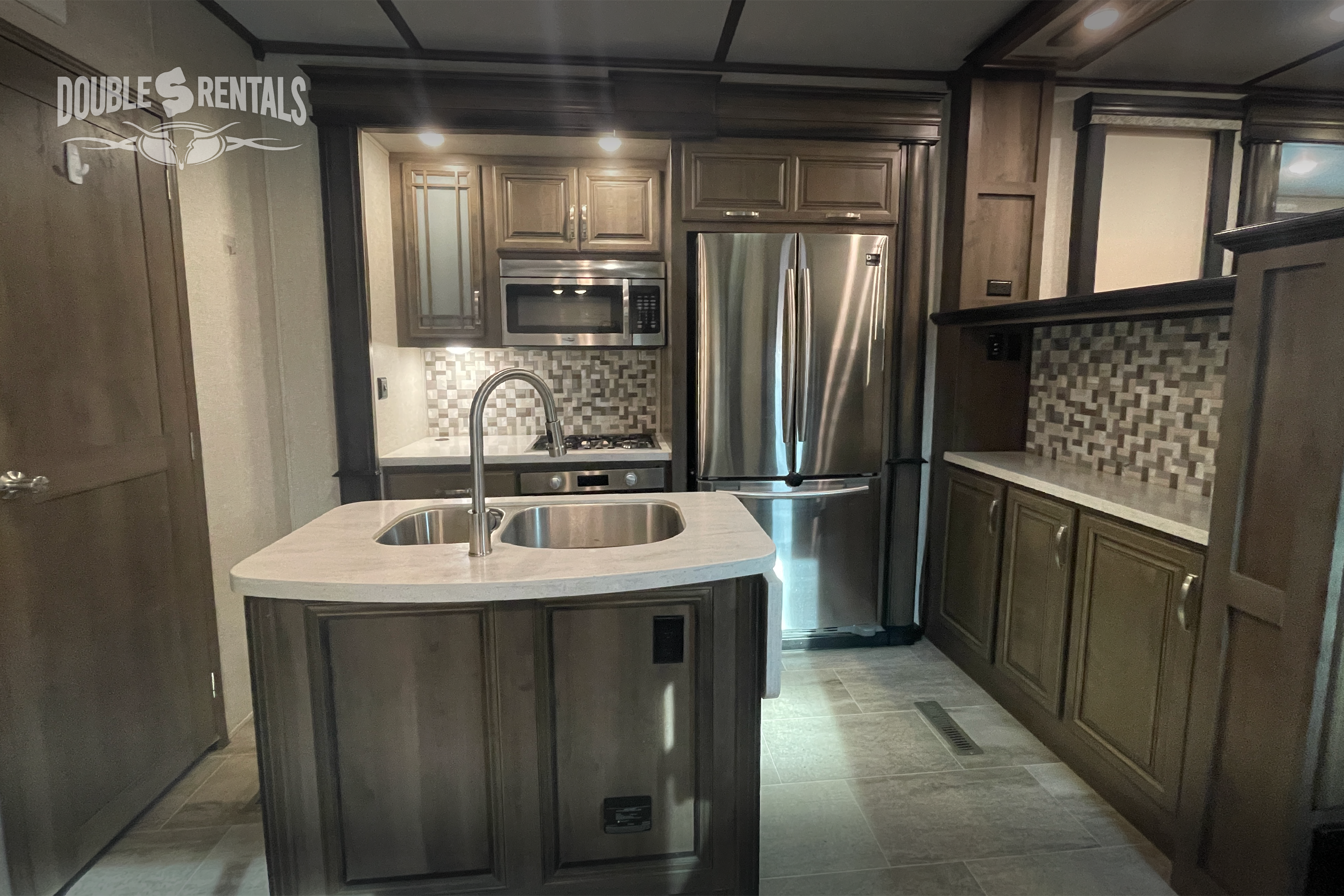 MONTANA Private Master, 1.5 Bath, Spacious Front Living with Hideaway TV and Fireplace
