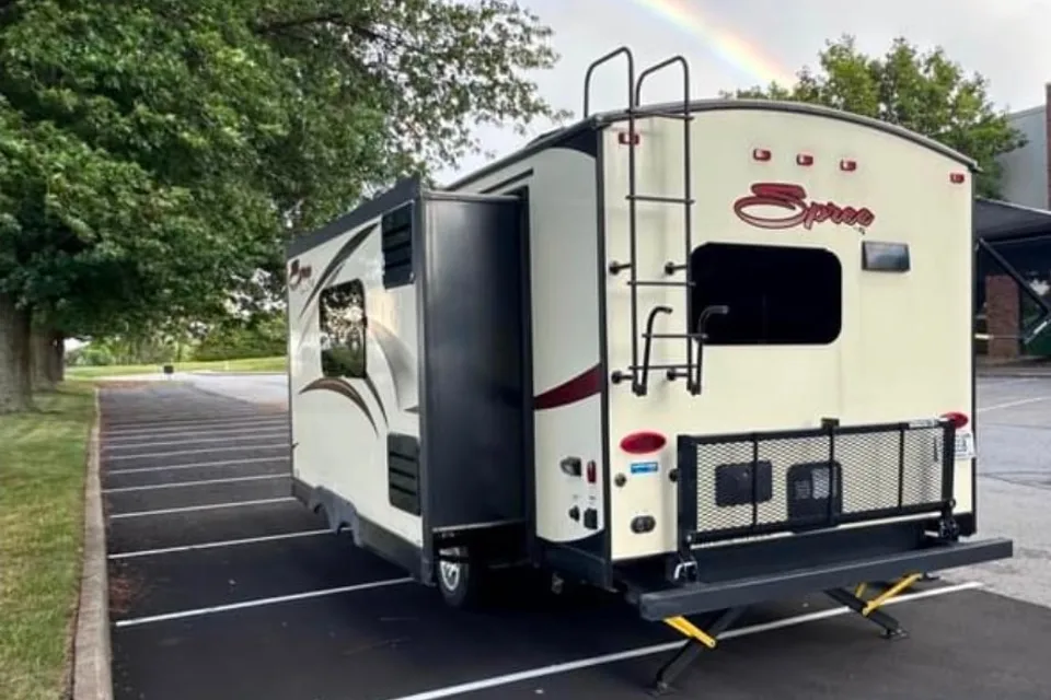 Compact & Cozy Camper with Queen Bed & Spacious Slide-Out