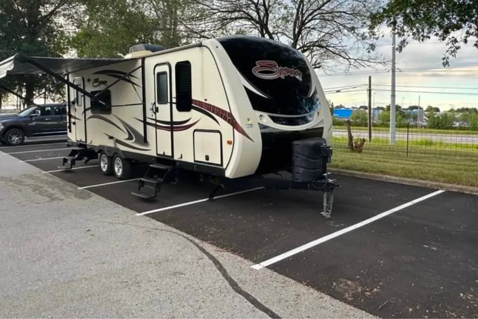 Compact & Cozy Camper with Queen Bed & Spacious Slide-Out
