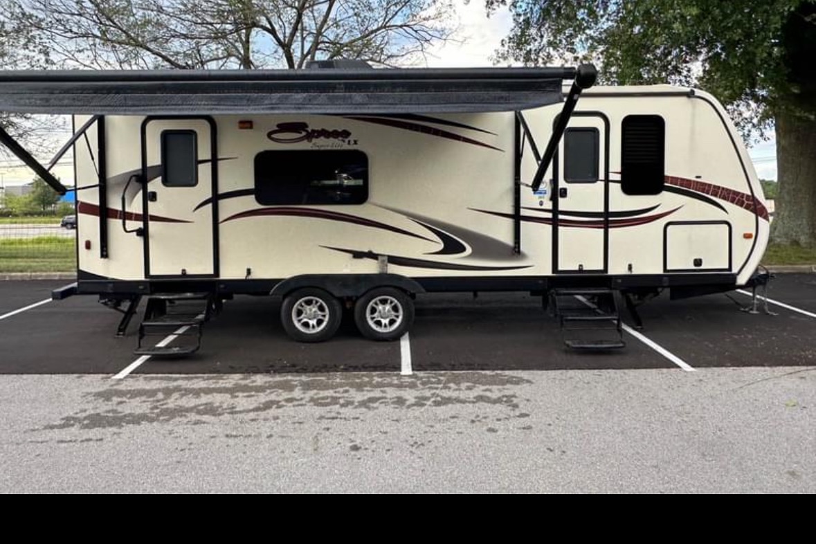 Compact & Cozy Camper with Queen Bed & Spacious Slide-Out
