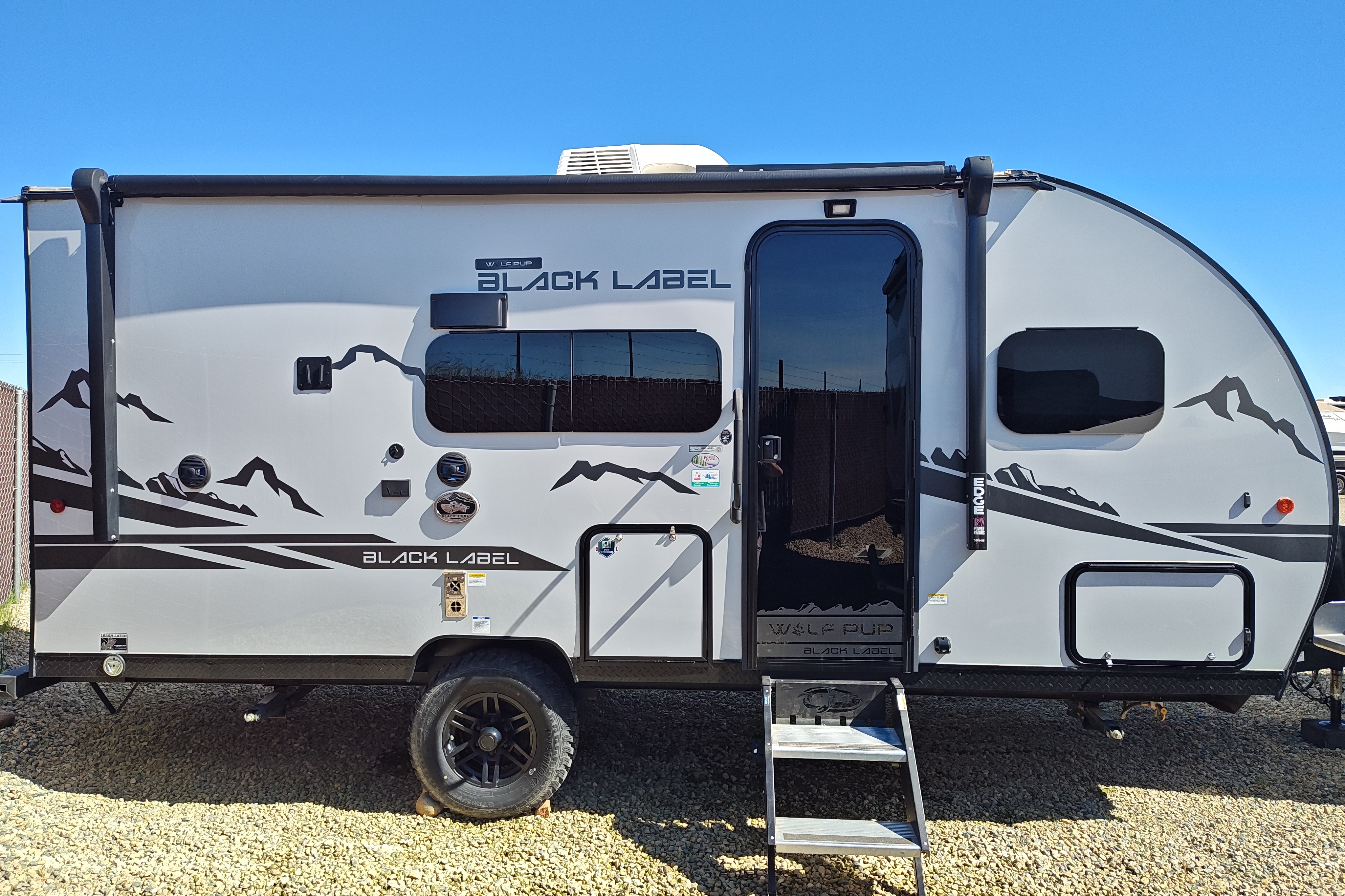2023 Cherokee Wolf Pup 16BHSBL Black Label Edition