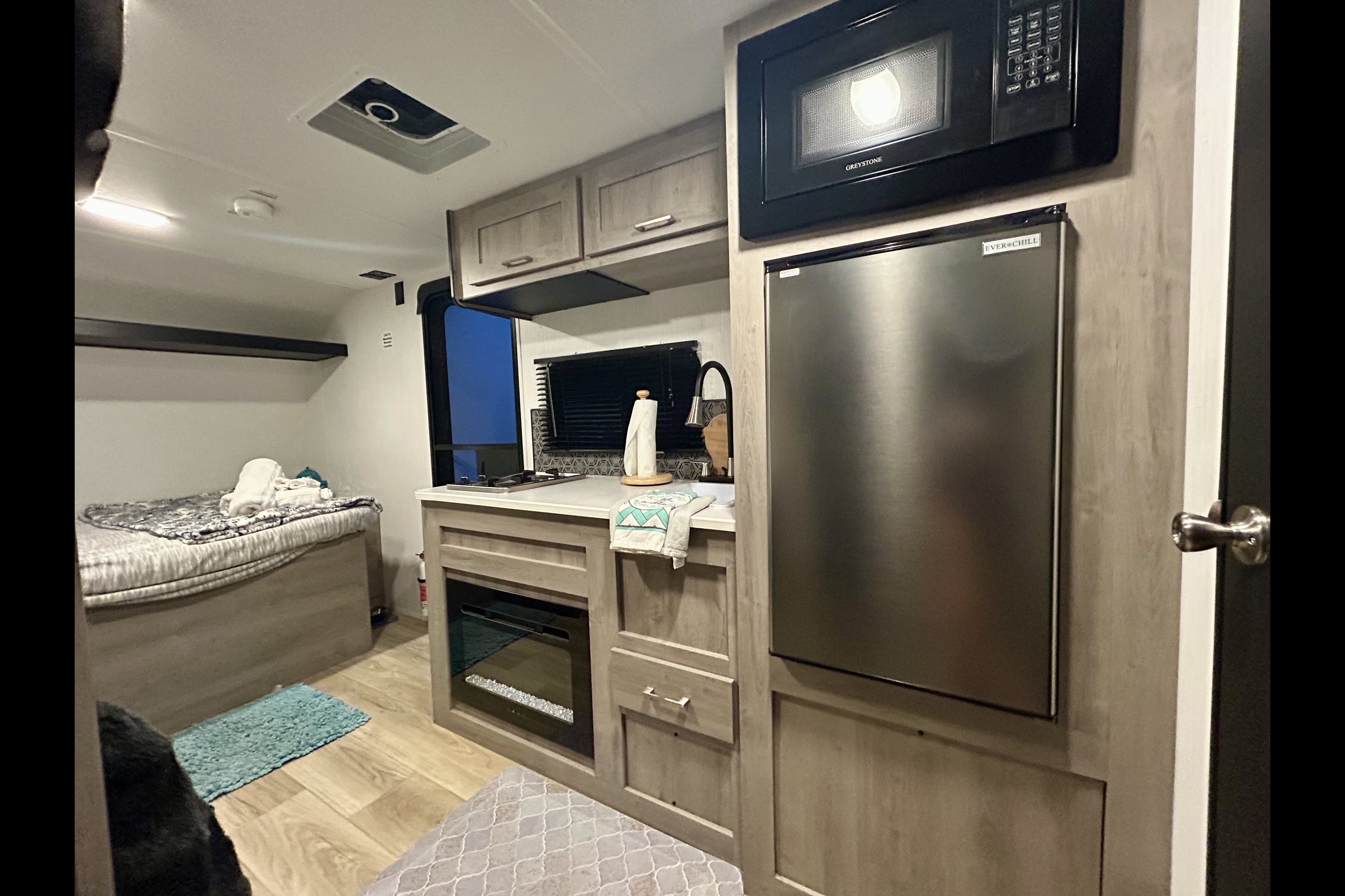 “Holiday Road” Cruiser RV Aviner Travel Trailer