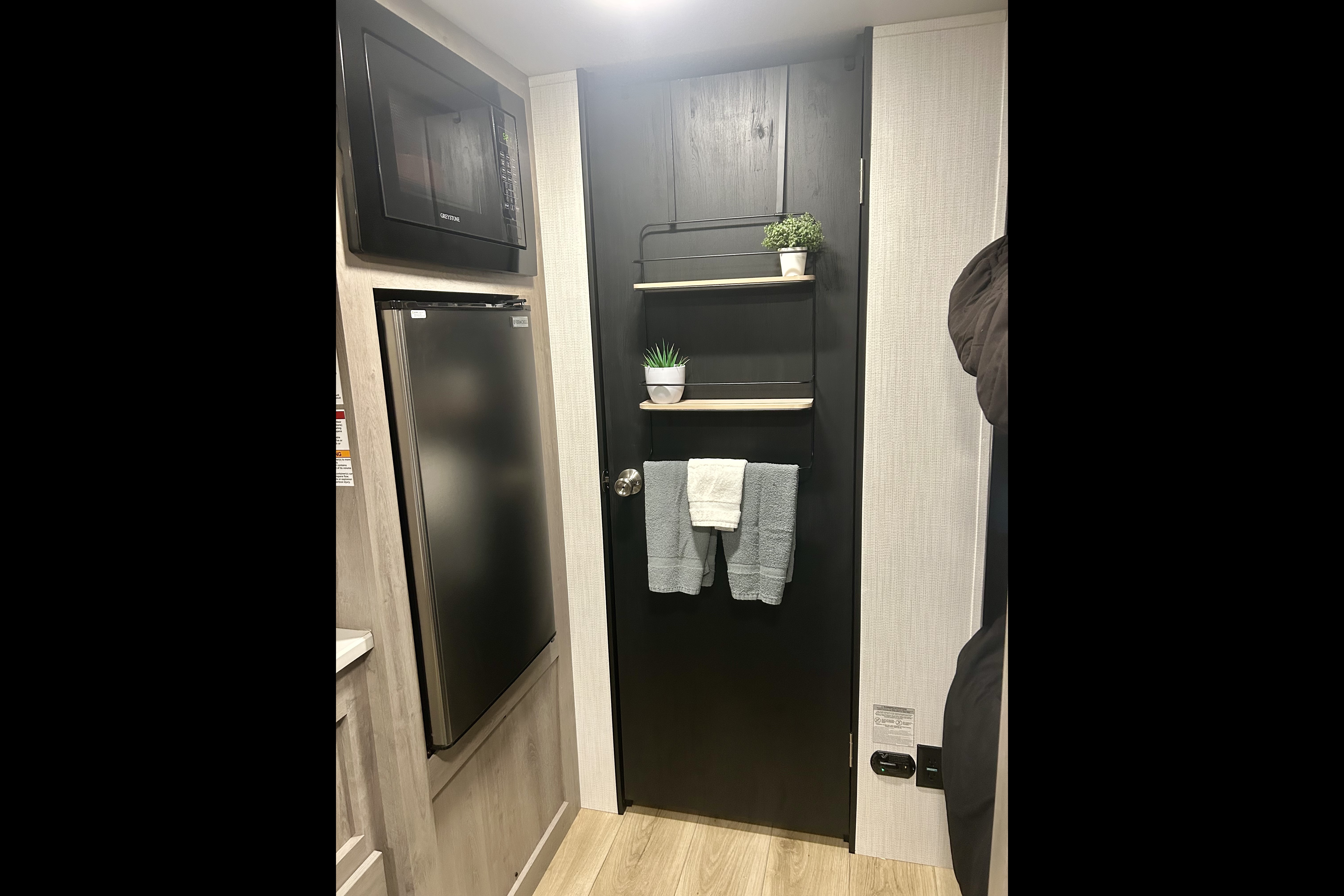 “Holiday Road” Cruiser RV Aviner Travel Trailer