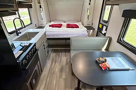 New 2025 Starcraft 24ft. Trailer- free private shuttle - Tina