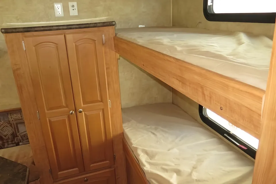 Large Bunkhouse trailer, under 10,000 Pounds!