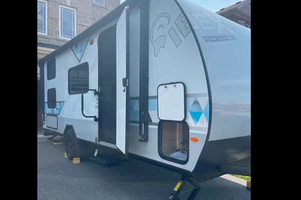 Matt & Sam’s Ibex 19BHEO Travel Trailer