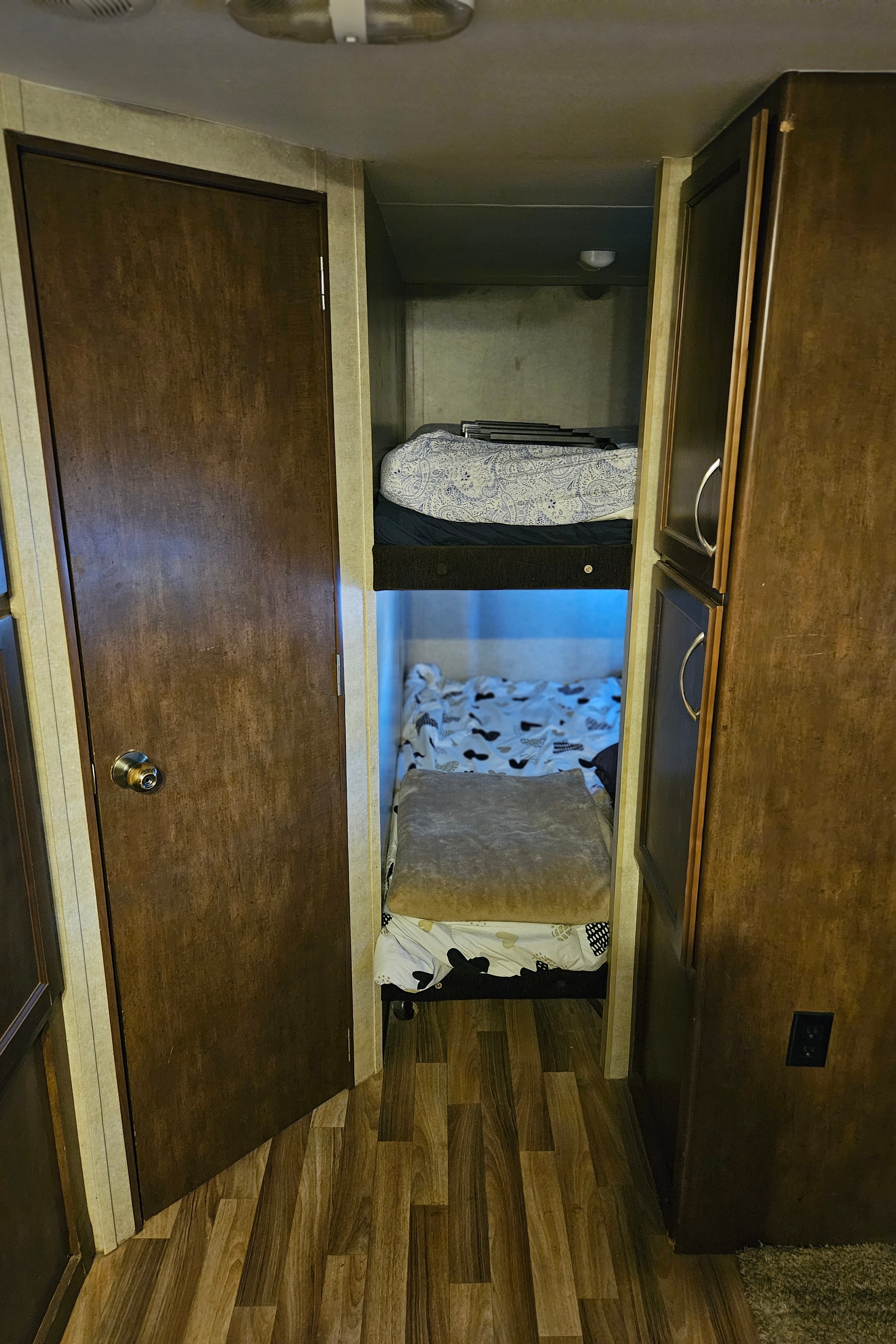 Benett's Pacific Coachworks Sea breeze Travel Trailer