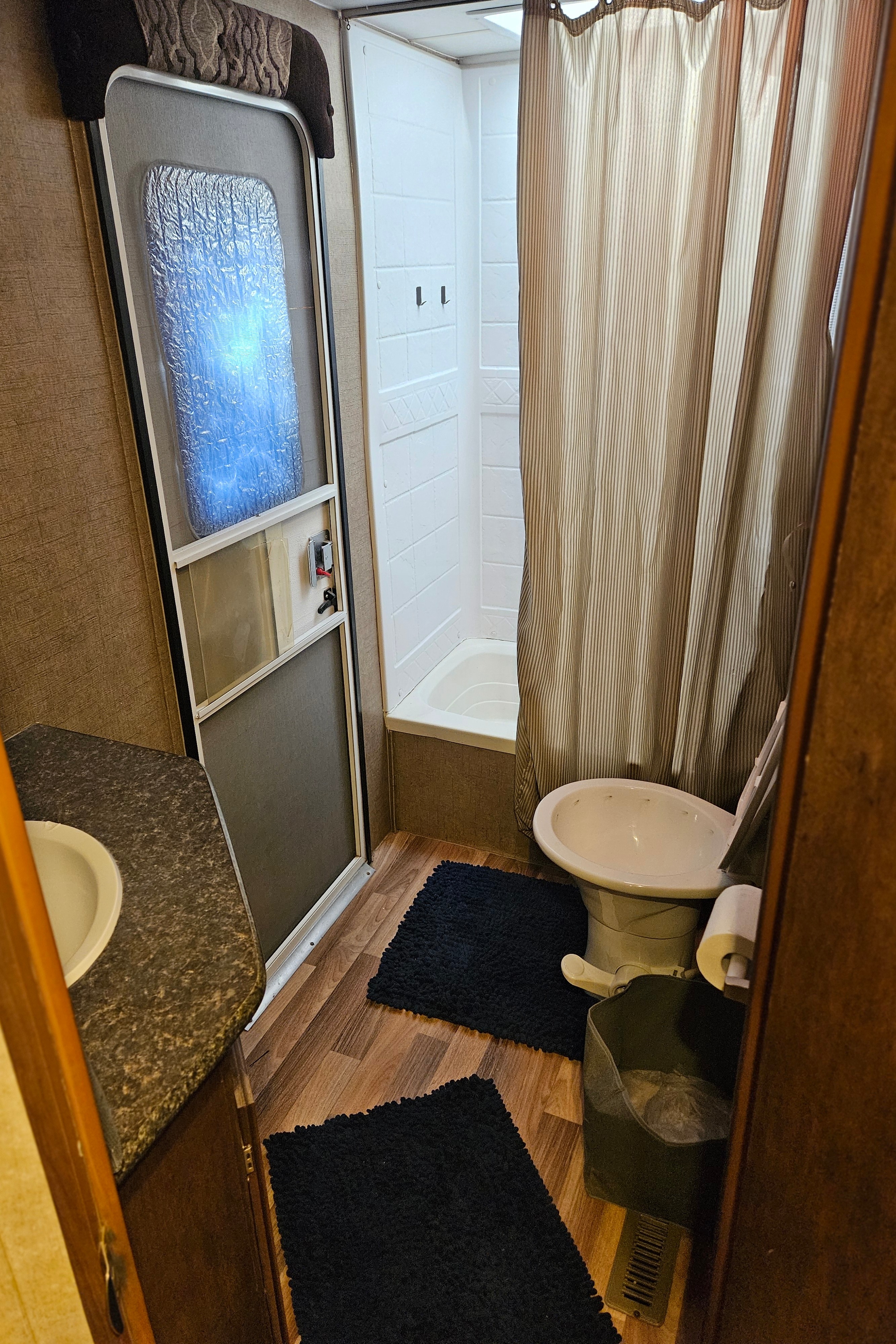 Benett's Pacific Coachworks Sea breeze Travel Trailer