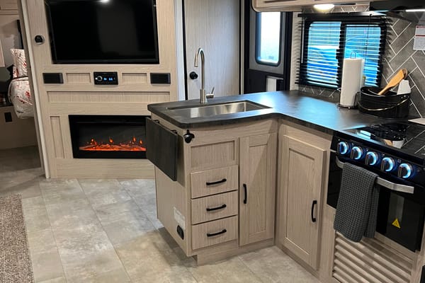 Peter's Coachman Apex 290BHS Travel Trailer
