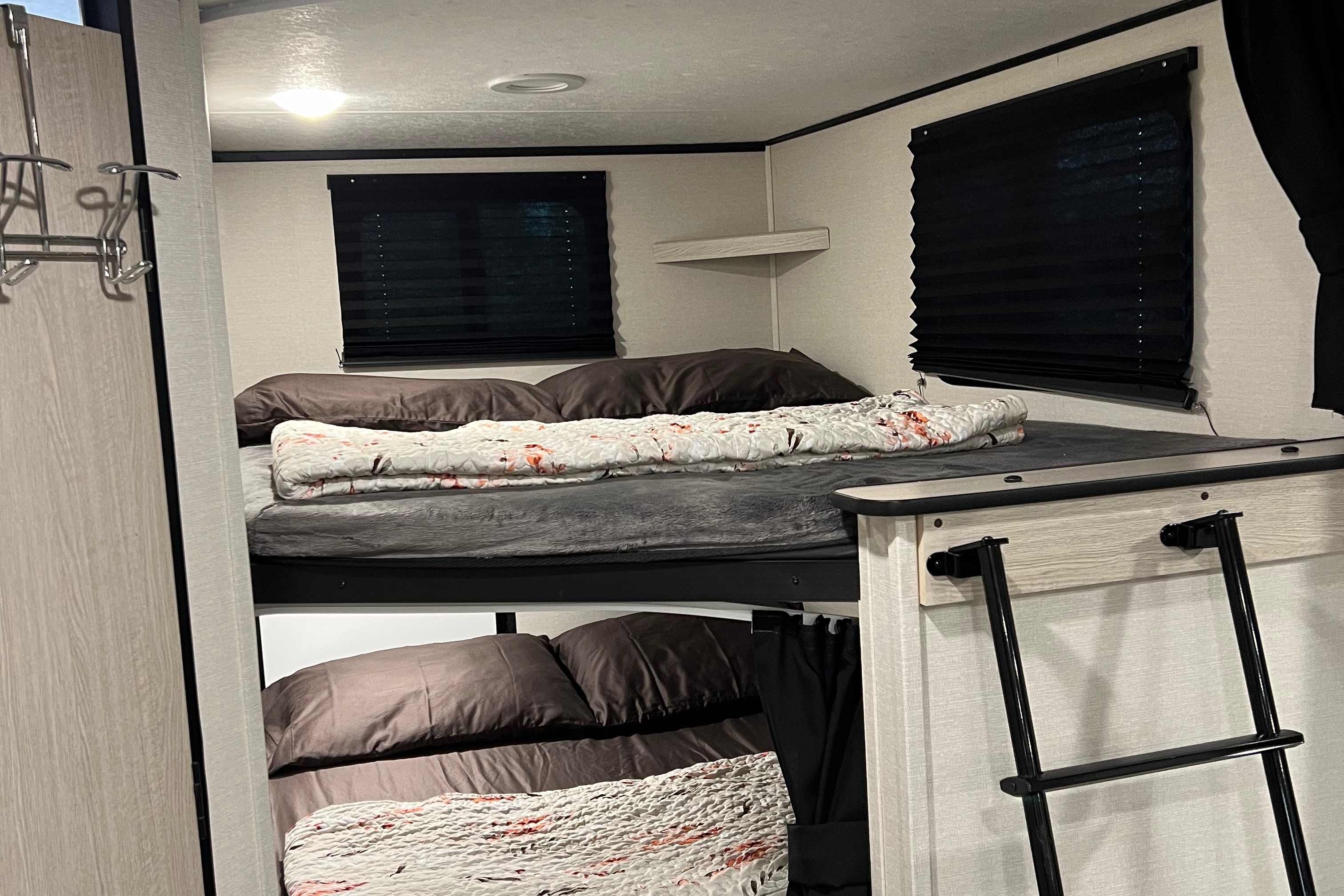 Peter's Coachman Apex 290BHS Travel Trailer