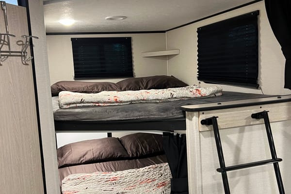 Peter's Coachman Apex 290BHS Travel Trailer