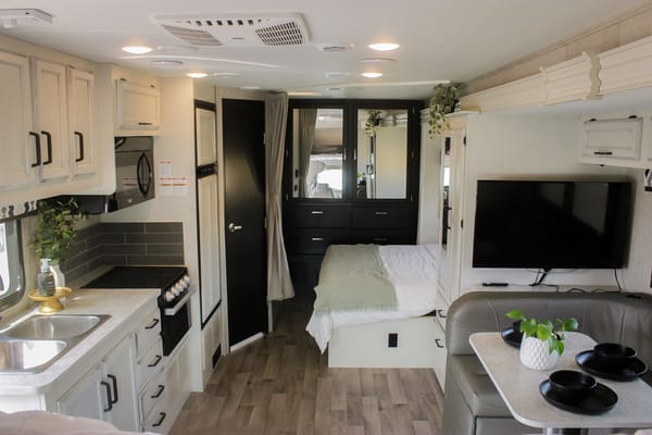 Modern Jayco Redhawk 24b- solar, sleeps 6