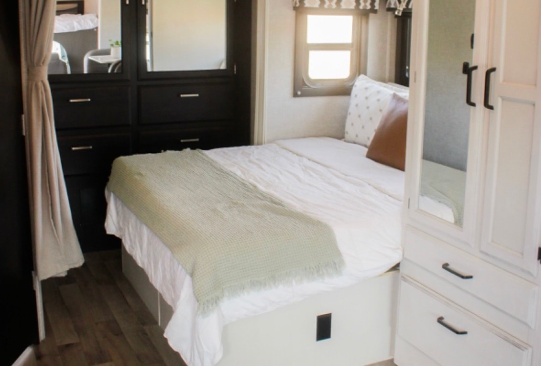 Modern Jayco Redhawk 24b- solar, sleeps 6
