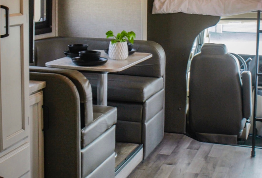 Modern Jayco Redhawk 24b- solar, sleeps 6