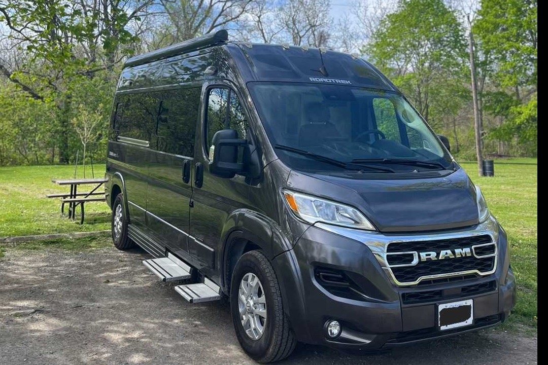 John's Roadtrek Zion srt Class B