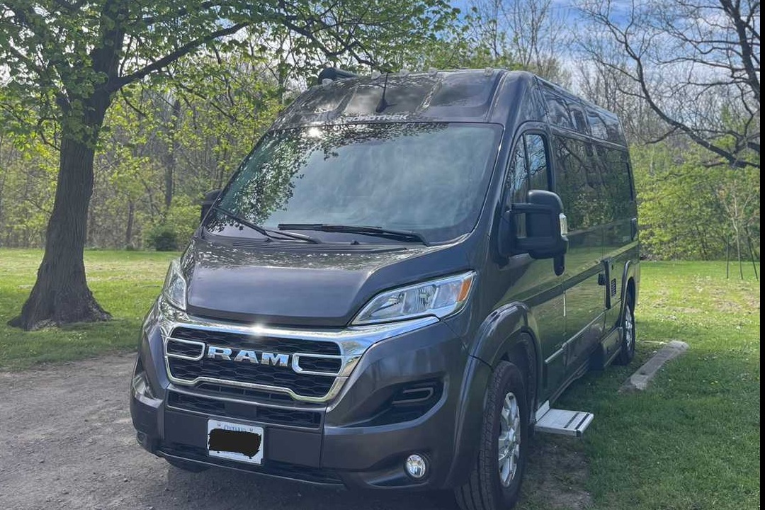 John's Roadtrek Zion srt Class B