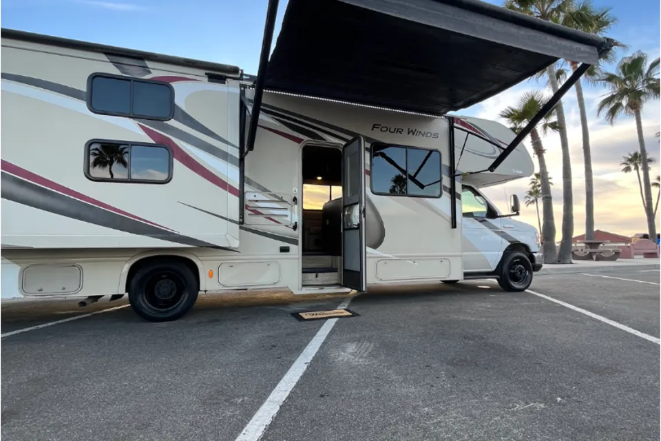 C11 Thor Luxury*NEW STARLINK WiFi-10 Sleeper-Bunks-2SlideOuts-Private Suite