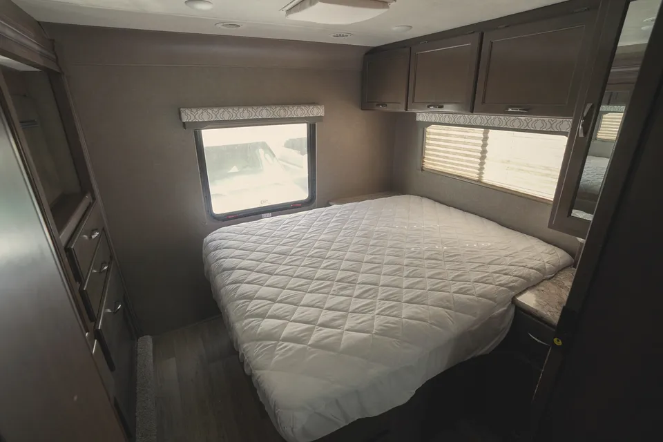 C11 Thor Luxury*NEW STARLINK WiFi-10 Sleeper-Bunks-2SlideOuts-Private Suite