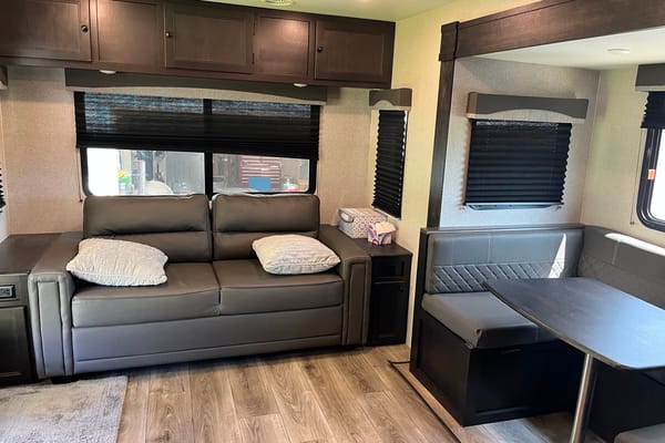 Family Friendly Starcraft 262RL Travel Trailer