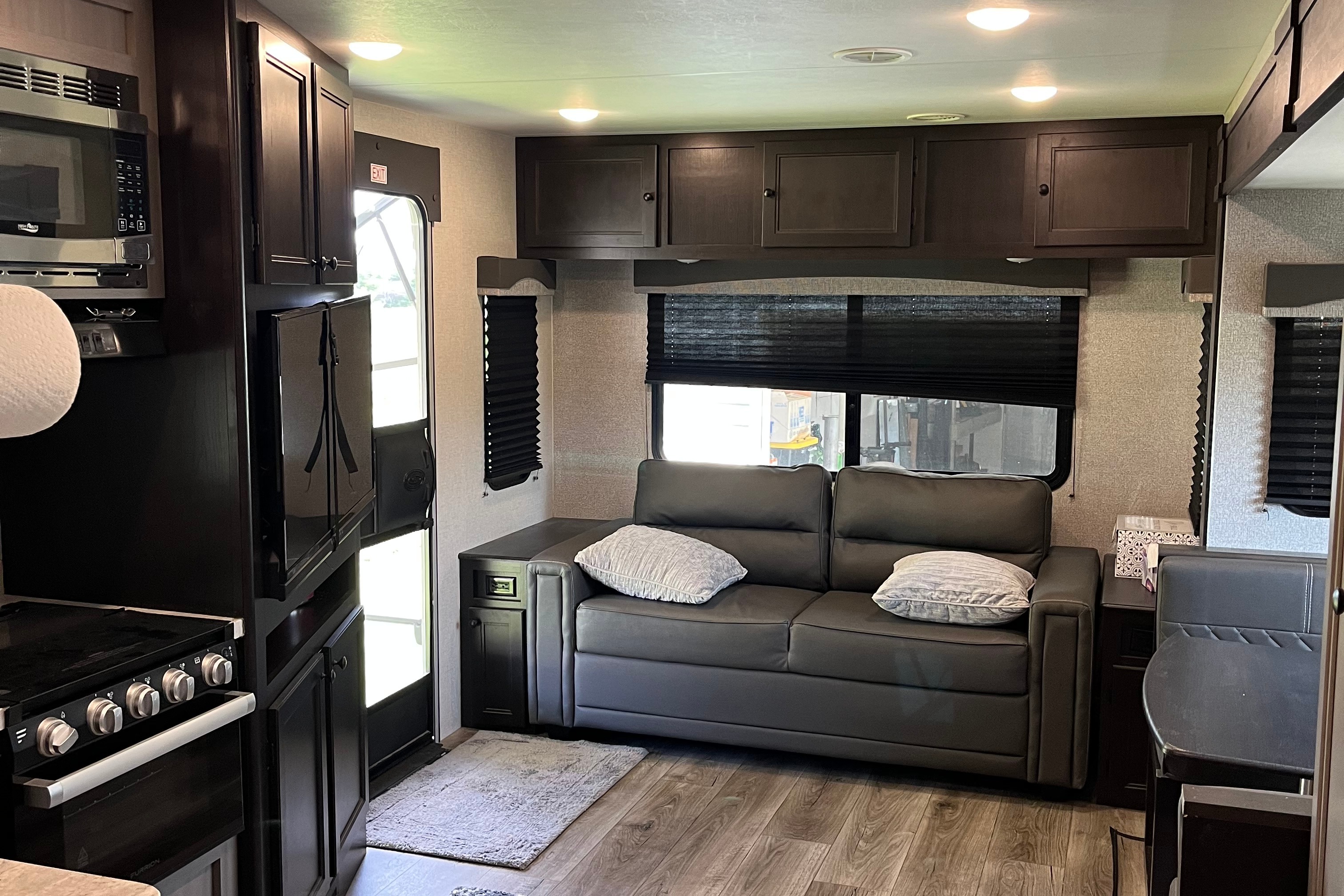 Family Friendly Starcraft 262RL Travel Trailer