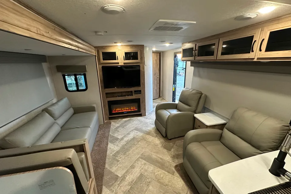 Sleeps 6 - New 2022 Travel Trailer Palomino