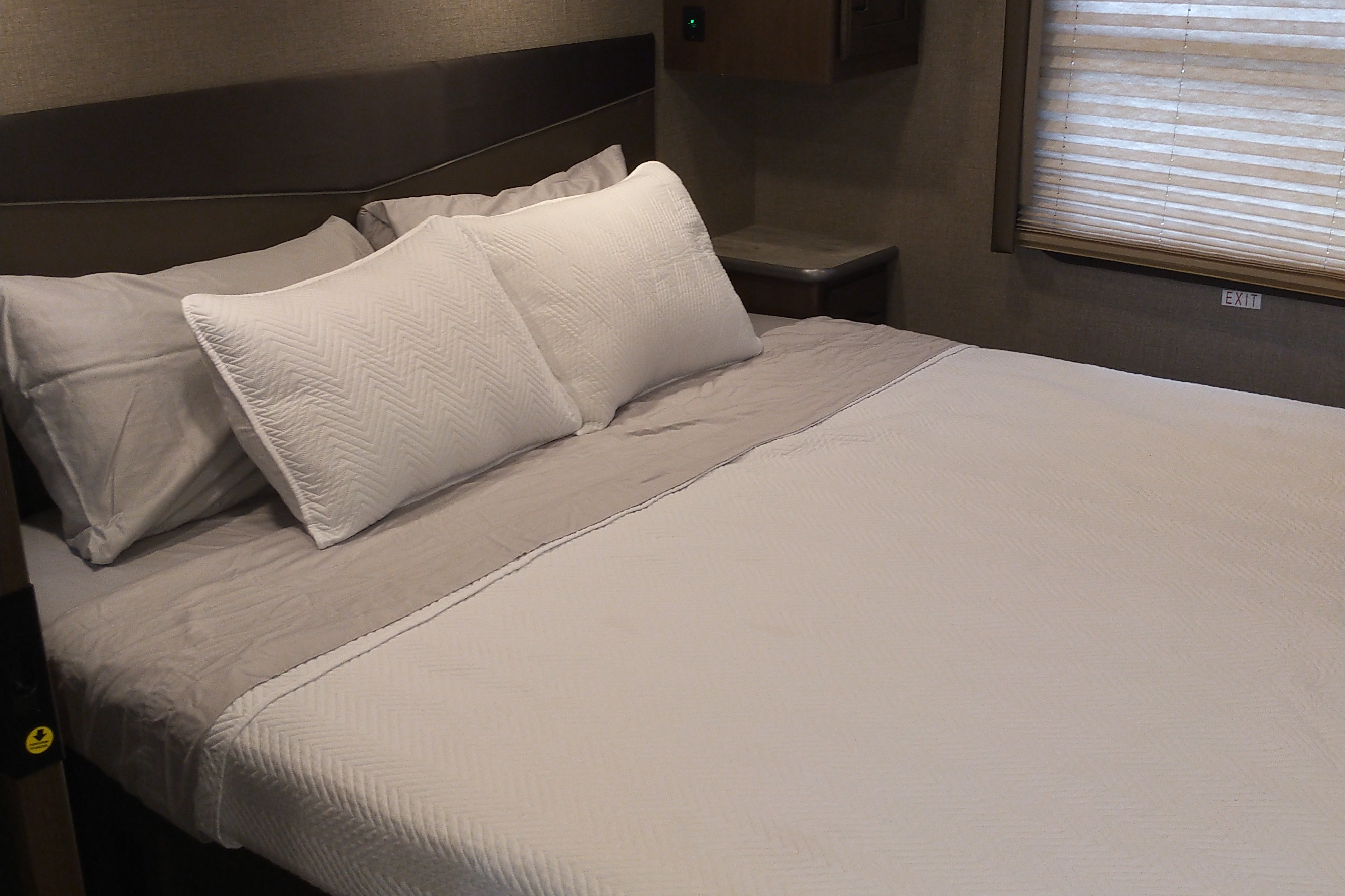CJ's Thor Modern RV - Sleeps 9