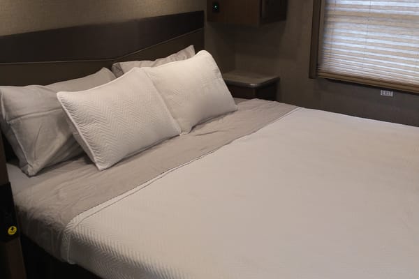 CJ's Thor Modern RV - Sleeps 9