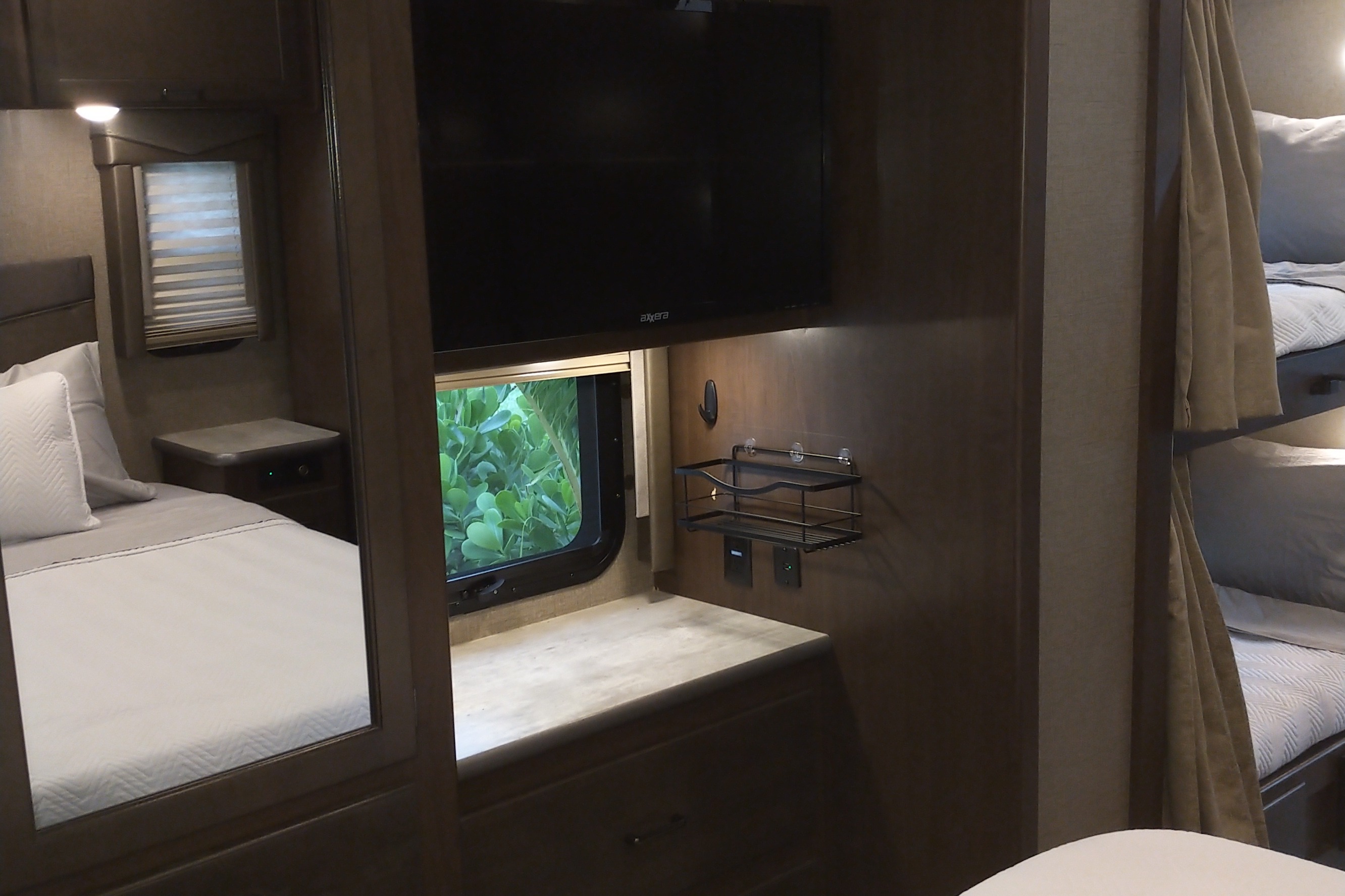 CJ's Thor Modern RV - Sleeps 9
