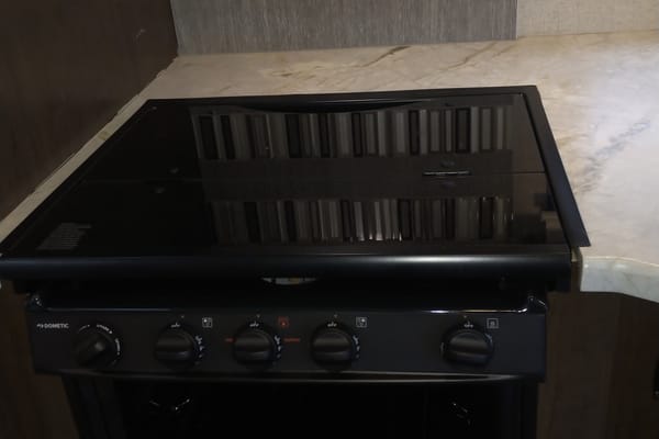 CJ's Thor Modern RV - Sleeps 9
