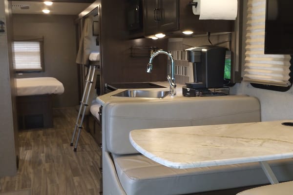 CJ's Thor Modern RV - Sleeps 9