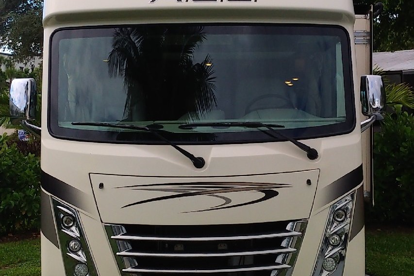 CJ's Thor Modern RV - Sleeps 9