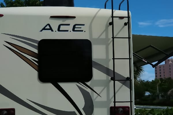 CJ's Thor Modern RV - Sleeps 9