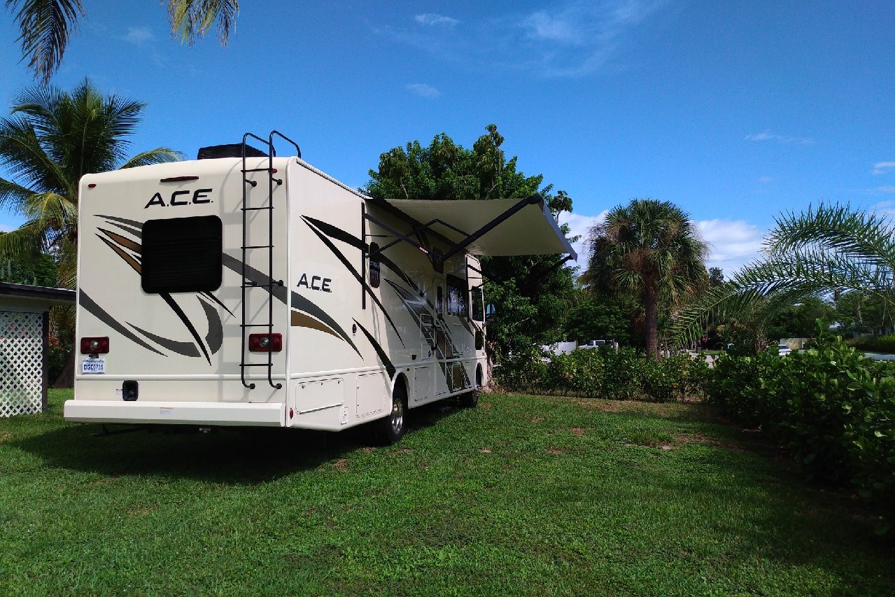 CJ's Thor Modern RV - Sleeps 9