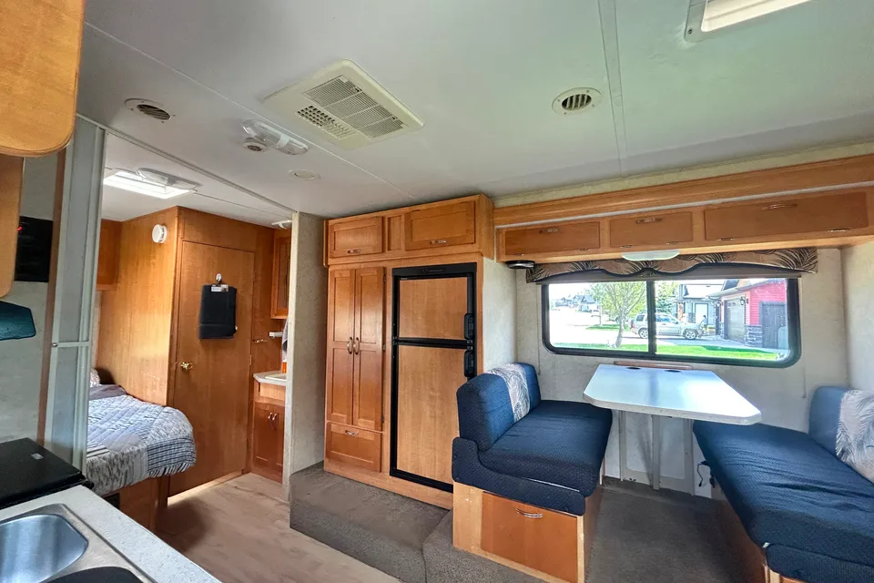 Adventure-Ready Sunseeker 26' Motorhome – Your Home on the Road!