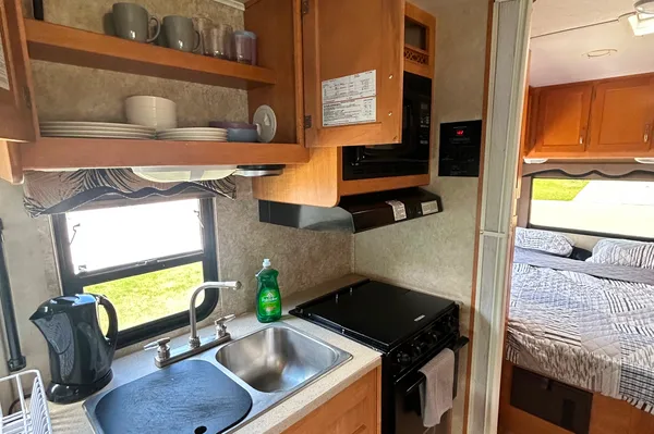 Adventure-Ready 2008 Sunseeker 26' Motorhome – Your Home on the Road!