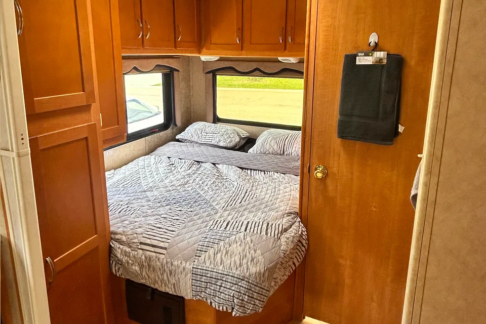 Adventure-Ready Sunseeker 26' Motorhome – Your Home on the Road!