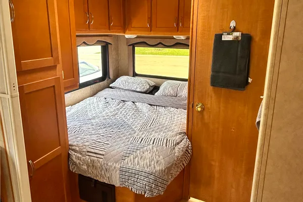Adventure-Ready 2008 Sunseeker 26' Motorhome – Your Home on the Road!